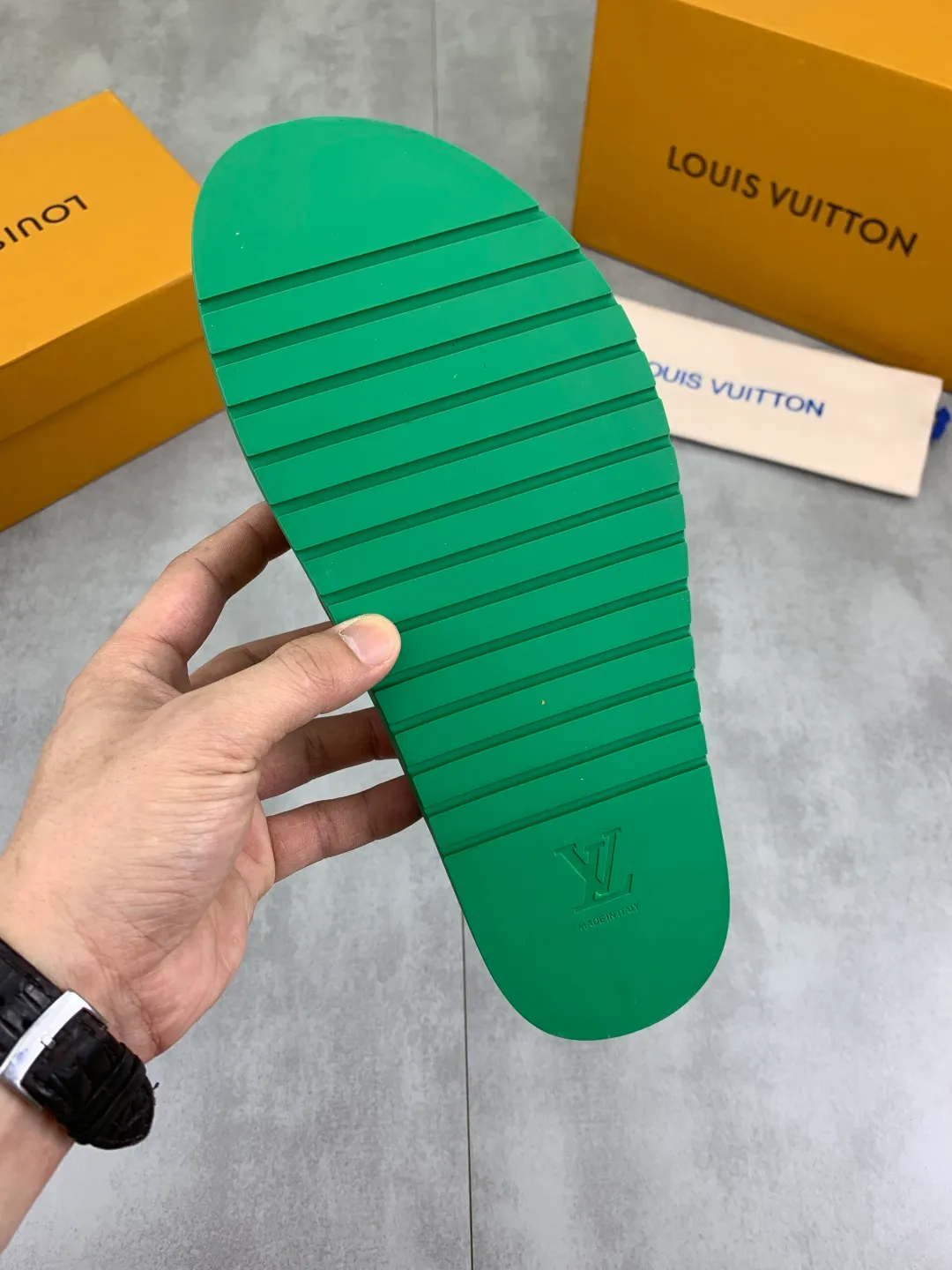 Men's shoes 💰P320 💰[New style]🆘 Original quality [LOUIS VUITTON] The popular Louis Vuitton LV men's slippers on the official website are on sale simultaneously! Original fabric imported from Italy, original factory special supply, code number: 38-44 (45 customized), many colors available